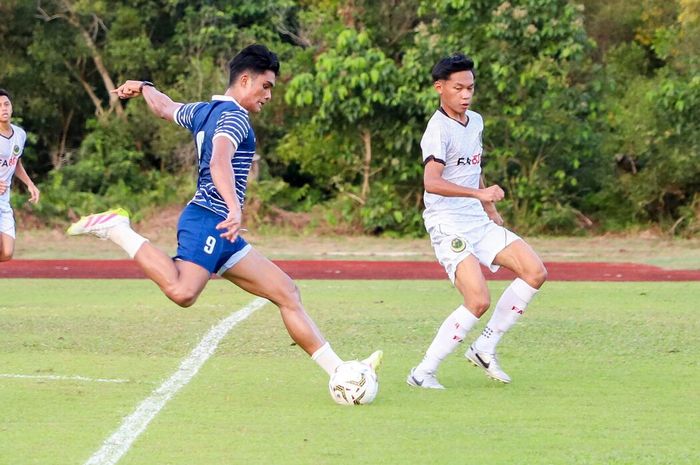 Aksi bomber Timnas Indonesia, Ramadhan Sananta, ketika membela DPMM FC dalam pertandingan uji coba.