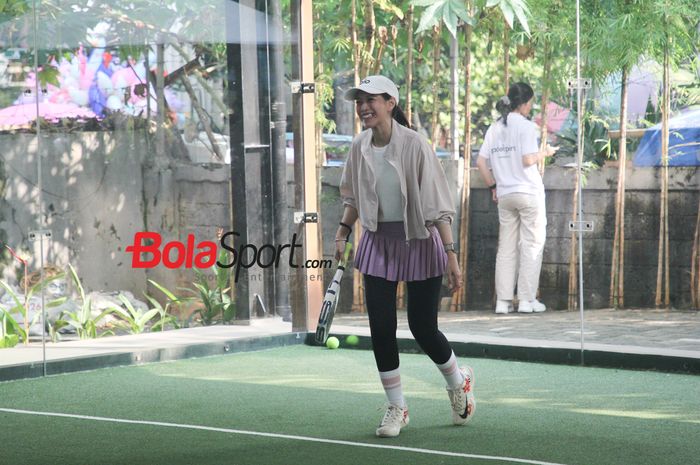 Suasana komunitas Padel Pedia saat bermain padel di Padel Parc, MT Haryono, Jakarta Selatan, Minggu (20/7/2025).