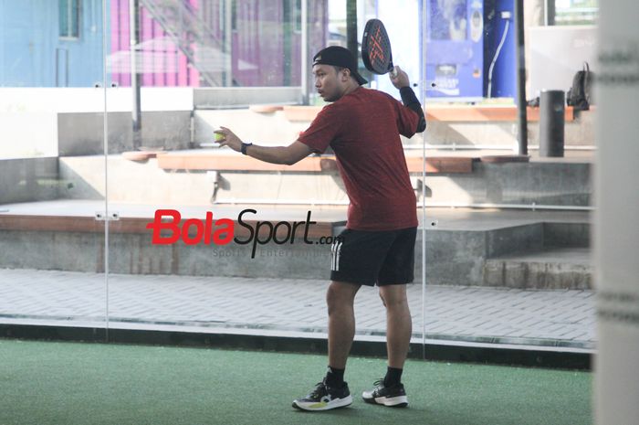 Suasana komunitas Padel Pedia saat bermain padel di Padel Parc, MT Haryono, Jakarta Selatan, Minggu (20/7/2025).