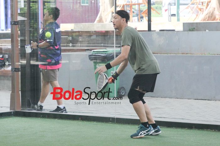Suasana komunitas Padel Pedia saat bermain padel di Padel Parc, MT Haryono, Jakarta Selatan, Minggu (20/7/2025).