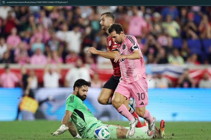 Aksi kapten Inter Miami, Lionel Messi mencoba melewati kiper New York Red Bulls dalam lanjutan laga MLS 2025.
