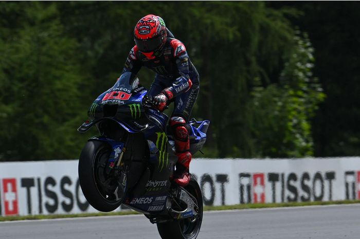 Aksi pembalap Monster Energy Yamaha, Fabio Quartararo, usai kualifikasi MotoGP Ceko 2025 di Sirkuit Brno, Sabtu (19/7/2025)