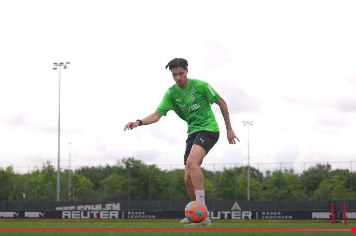 Bek timnas Indonesia, Kevin Diks, menjalani sesi latihan dengan klub Bundesliga, Borussia Moenchengladbach.