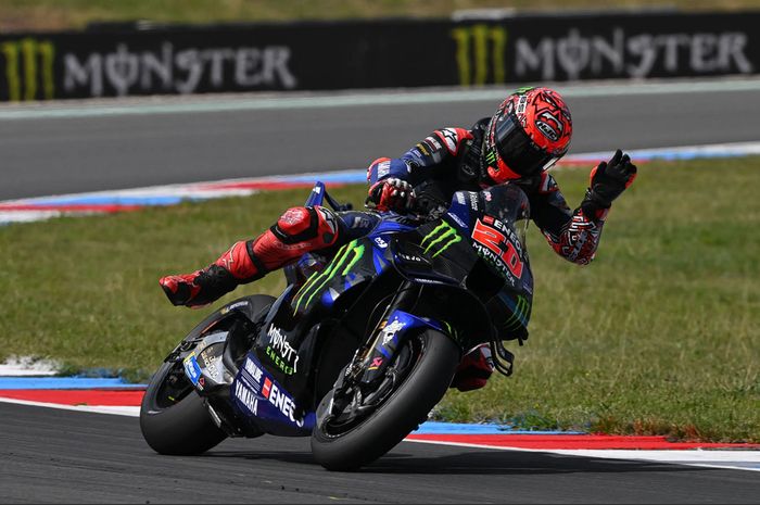 Gestur dari pembalap Yamaha, Fabio Quartararo usai gagal podium pada sprint race MotoGP Ceko 2025, Sabtu (19/7/2025)