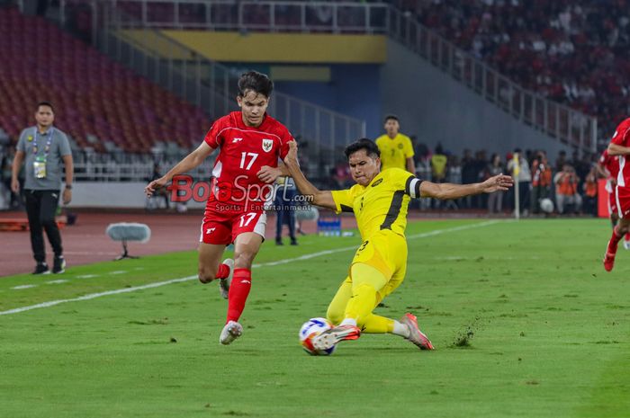 Pemain Timnas U-23 Indonesia, Victor Dethan berduel lawan bek Malaysia dalam laga terakhir Grup A ASEAN Cup U-23 2025 di Stadion Utama Gelora Bung Karno, Jakarta, Senin (21/7/2025)