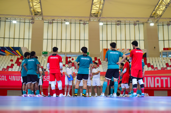 Hector Souto sedang berlatih dengan pemain Timnas Futsal Indonesia
