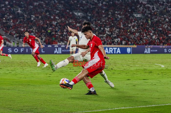 Hokky Caraka (depan) sedang menendang bola dalam laga Semifinal Piala AFF U-23 2025 antara Timnas U-23 Indonesia versus Timnas U-23 Thailand di Stadion Utama Gelora Bung Karno (SUGBK), Jakarta, Jumat (25/7/2025). 