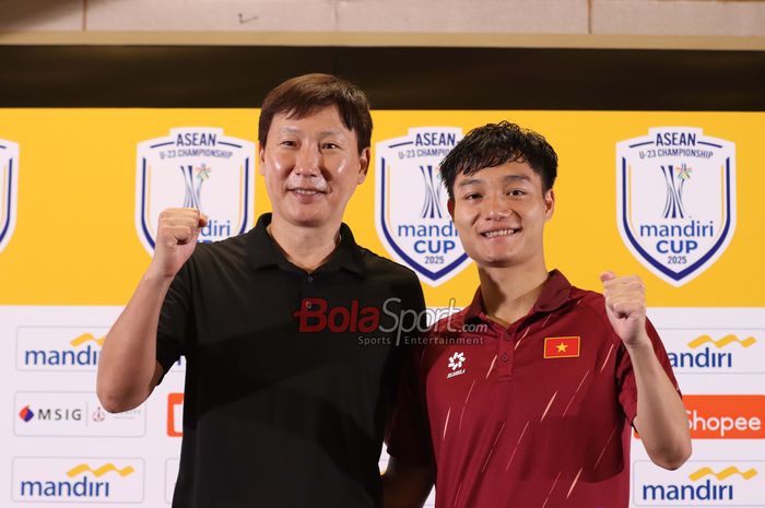 Pelatih Timnas U-23 Vietnam, Kim Sang-sik memberikan semangat kepada para pemain timnas U-23 Korea Selatan.