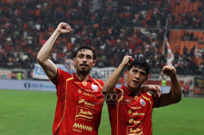 Dua pemain Persija Jakarta, Gustavo Franca (kiri) dan Eksel Runtukahu (kanan), sedang melakukan selebrasi saat bertanding di Jakarta International Stadium (JIS), Jakarta Utara, Sabtu (26/7/2025).