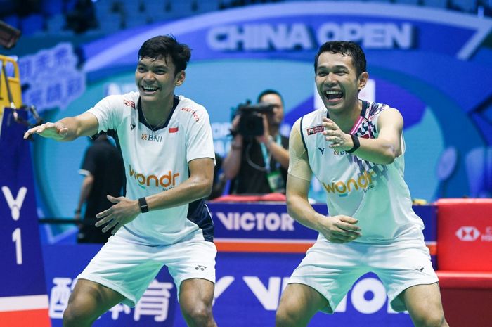 Pasangan ganda putra Indonesia, Fajar Alfian/Muhammad Shohibul Fikri, melakukan selebrasi aura farming pacu jalur setelah keluar sebagai juara China Open 2025 di Olympic Sports Center Gymnasium, Changzhou, Minggu (27/7/2025).