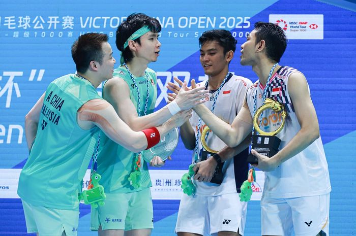 Selebrasi ganda putra Indonesia, Fajar Alfian/Muhammad Shohibul Fikri (kanan) setelah mengalahkan wakil Malaysia, Aaron Chia/Soh Wooi Yik (kanan), pada final China Open 2025 di Changzhou, China, Minggu (27/7/2025)