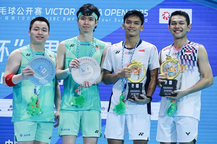 Ganda putra Indonesia, Fajar Alfian/Muhammad Shohibul Fikri (kiri) usai menang di final China Open 2025 seusai mengalahkan wakil Malaysia Aaron Chia/Soh Wooi Yik, Minggu (27/7/2025).