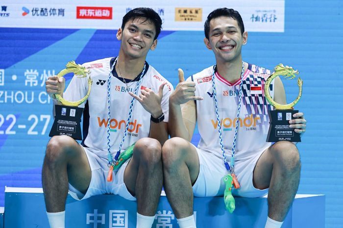 Fajar Alfian/Muhammad Shohibul Fikri berpose di podium juara China Open 2025 di Olympic Sports Center Gymnasium, Changzhou, China, Minggu (27/7/2025).