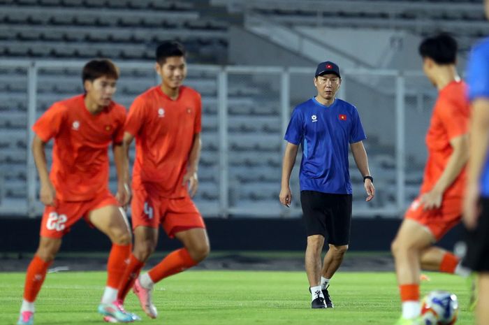 Kim Sang-sik memimpin sesi latihan Timnas U-23 Vietnam jelang hadapi Timnas U-23 Indonesia di final ASEAN Cup U-23 2025.