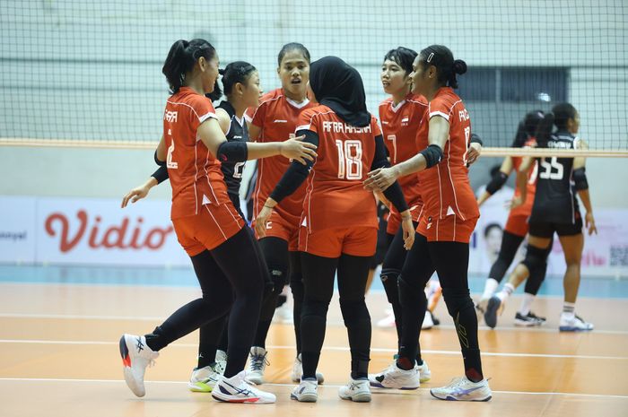 Aksi timnas voli Indonesia U-21 putri saat menghadapi timnas voli senior putri dalam laga final Moji Volleyball Cup 2025 di Sentul, Jawa Barat, 27 Juli 2025.