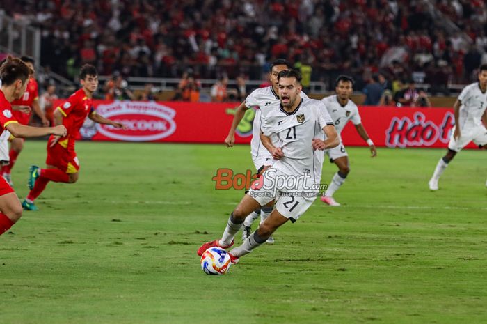 Jens Raven sedang menguasai bola dalam laga Final Piala AFF U-23 2025 antara Timnas U-23 Vietnam versus Timnas U-23 Indonesia di Stadion Utama Gelora Bung Karno, Senayan, Jakarta, Selasa (29/7/2025).