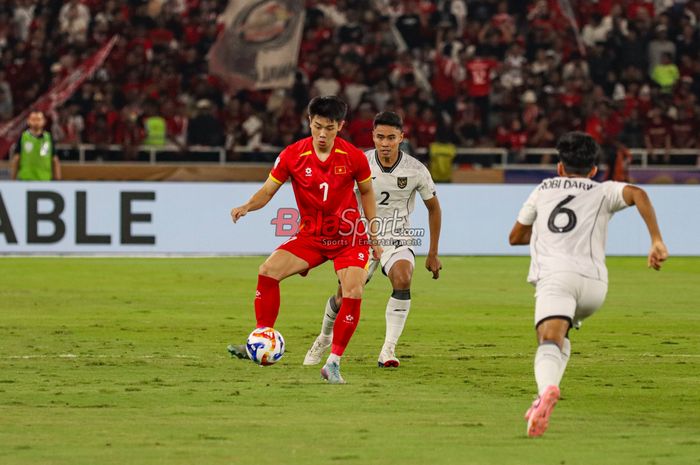 Dinh Bach Nguyen (kiri) sedang menguasai bola dan dibayangi Muhammad Ferarri (kanan) dalam laga Final Piala AFF U-23 2025 antara Timnas U-23 Vietnam versus Timnas U-23 Indonesia di Stadion Utama Gelora Bung Karno, Senayan, Jakarta, Selasa (29/7/2025).