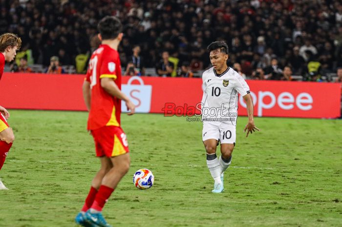 Arkhan Fikri sedang menguasai bola dalam laga Final Piala AFF U-23 2025 antara Timnas U-23 Vietnam versus Timnas U-23 Indonesia di Stadion Utama Gelora Bung Karno, Senayan, Jakarta, Selasa (29/7/2025).