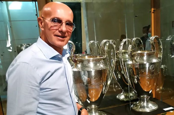 Arrigo Sacchi adalah pelatih pertama Italia yang berhasil merebut dua gelar Liga Champions secara beruntun pada musim 1988-1989 dan 1989-1990 ketika melatih AC Milan.