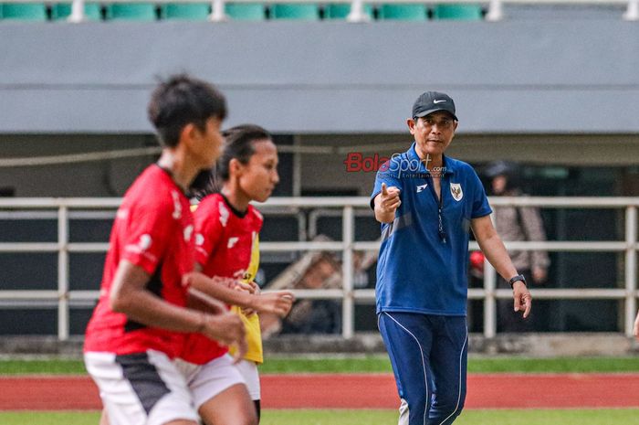 Pelatih Timnas Putri Indonesia, Joko Susilo, sedang memberikan intruksi kepada para pemainnya saat berlatih di Stadion Pakansari, Bogor, Jawa Barat, Rabu (30/.7/2025).