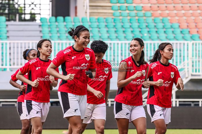 Estella Loupatty (kanan) dan Shalika Aurelia (kiri) tampak ikut berlatih bersama rekan-rekan Timnas Putri Indonesia di Stadion Pakansari, Bogor, Jawa Barat, Rabu (30/.7/2025).