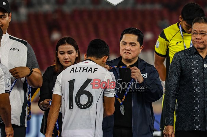 Ketua Umum PSSI, Erick Thohir (tengah), sedang mengalungi medali untuk salah satu pemain Timnas U-23 Indonesia di Stadion Utama Gelora Bung Karno, Senayan, Jakarta, Selasa (29/7/2025).