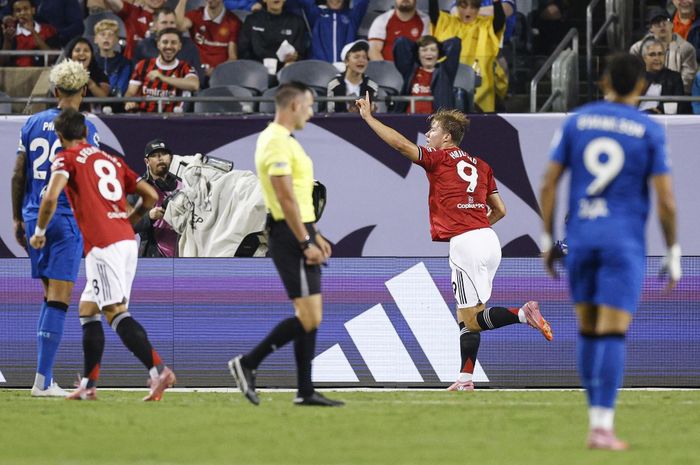 Striker Manchester United Rasmus Hojlund mencetak gol ke gawang Bournemouth di laga uji coba bertajuk Premier League Summer Series.