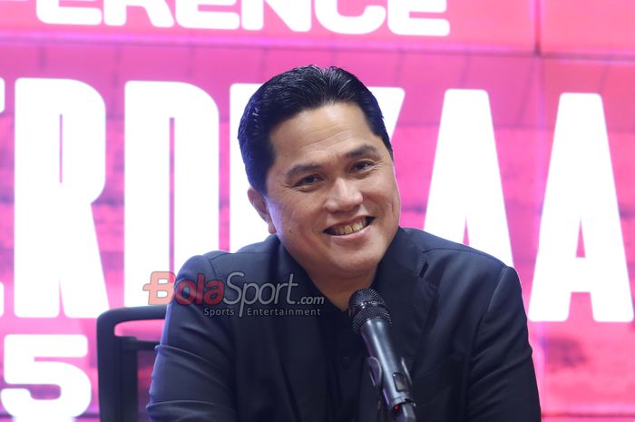 Ketua Umum PSSI, Erick Thohir, sedang memberikan keterangan kepada awak media di Media Center Stadion Utama Gelora Bung Karno, Senayan, Jakarta, Kamis (31/7/2025).
