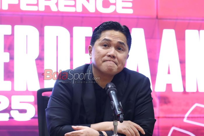Ketua Umum PSSI, Erick Thohir, sedang memberikan keterangan kepada awak media di Media Center Stadion Utama Gelora Bung Karno, Senayan, Jakarta, Kamis (31/7/2025).