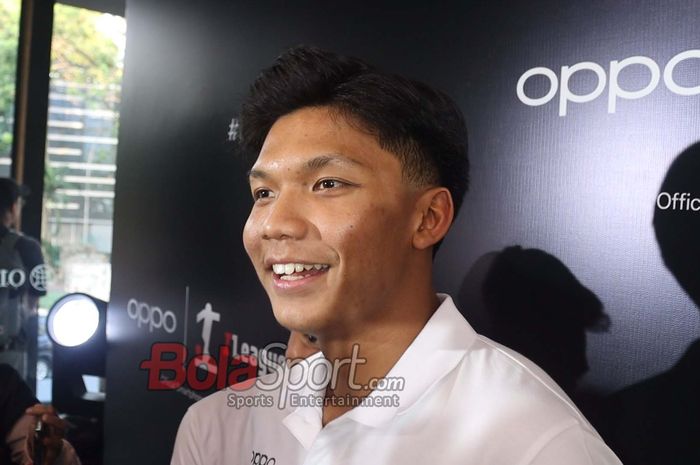 Pemain Timnas U-23 Indonesia sekaligus pilar Bali United, Kadek Arel, sedang memberikan keterangan kepada awak media di Sekitaran Senayan, Jakarta, Kamis (31/7/2025).
