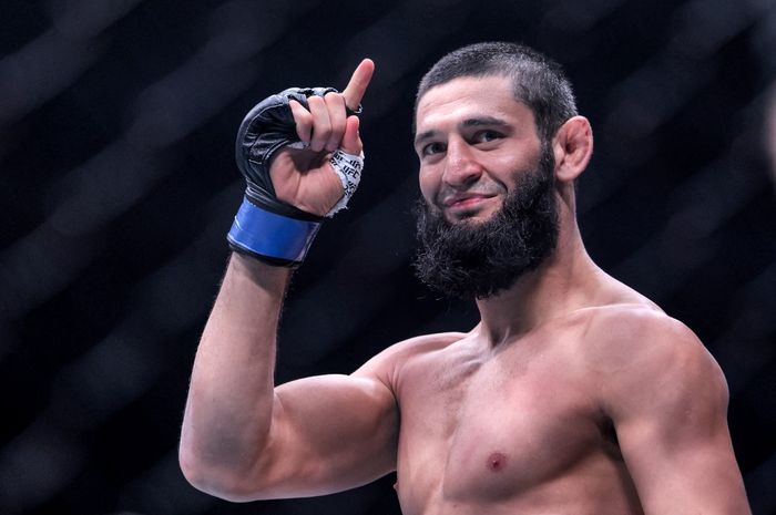Aksi Khamzat Chimaev saat melawan Kamaru Usman dalam pertandingan kelas menengah pada UFC 294 di Etihad Arena, Abu Dhabi, Uni Emirat Arab, pada 21 Oktober 2023. 