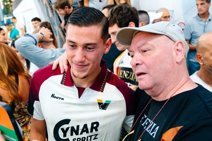 Kapten Timnas Indonesia, Jay Idzes, berfoto dengan seorang suporter Venezia dalam acara presentasi tim untuk musim 2025-2026, Rabu (31/7/2025) di markas klub.
