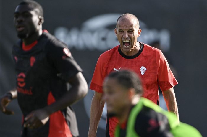 Pelatih AC Milan, Massimiliano Allegri, berteriak saat memandu sesi latihan tim di ajang pramusim 2025-2026.