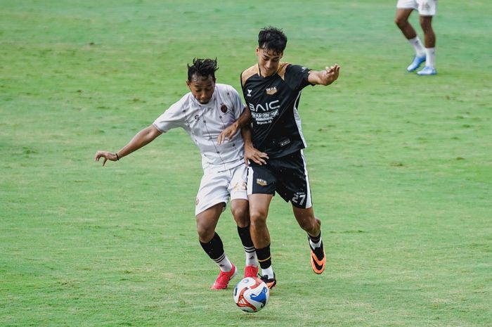 Dewa United menjalani laga uji coba melawan tim Championship, Sriwijaya FC pada Rabu (30/7/2025), perwakilan pemain Rafael Struick mengaku semakin nyaman.