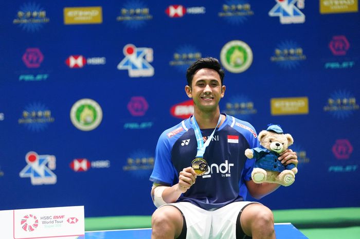 Alwi Farhan berpose di podium juara Macau Open 2025 di Macao East Asian Games Dome, Makau, Minggu (3/8/2025).