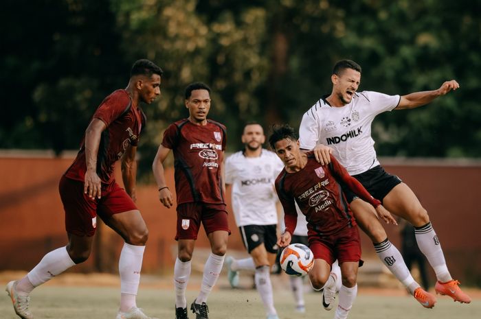 Suasana laga Persis Solo Vs Bali United di Stadion UNS, Solo pada Minggu (3/8/2025).