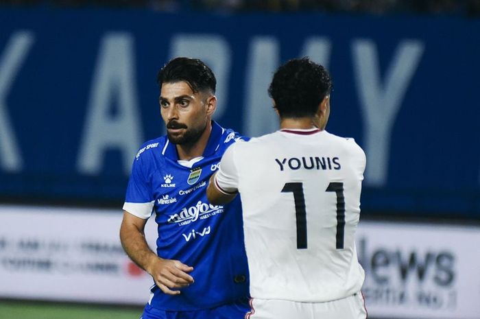 Pemain Persib Bandung, Frans Putros. Ia jadi bek kiri karena ada Kakang Rudianto di kanan. 