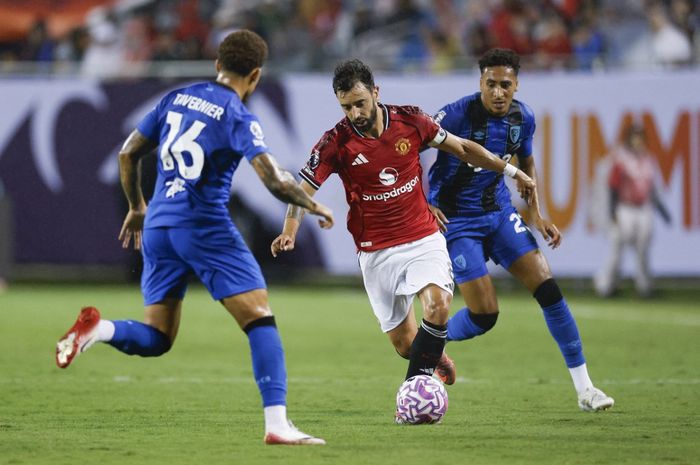 Bruno Fernandes (tengah) menuntut Manchester United untuk mendatangkan pemain baru.