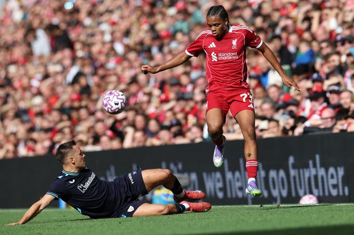 Rio Ngumoha (atas) beraksi ciamik untuk Liverpool saat bertemu Athletic Bilbao pada duel uji coba di Anfield (4/8/2025).