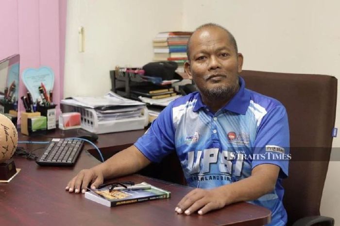 Pengamat sepak bola Zulakbal Abdul Karim menilai kepengurusan FAM harus dirombak total.