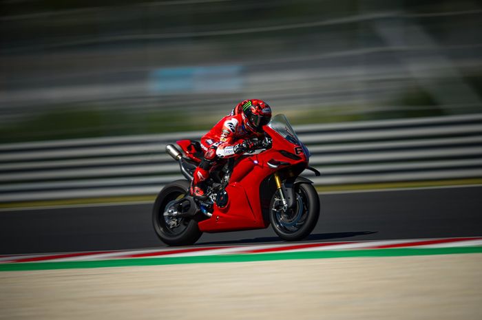 Pembalap Ducati Lenovo, Francesco Bagnaia, memacu motornya saat berlatih di Sirkuit Balaton Park, Balatonfokajar, Hongaria, 5 Agustus 2025.