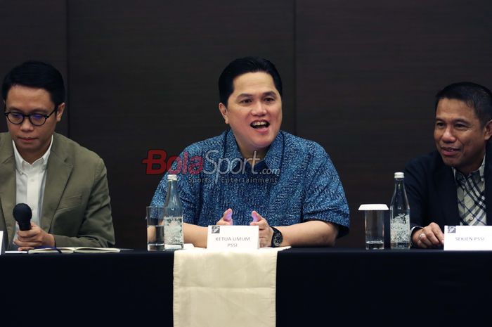 Ketua Umum PSSI, Erick Thohir,  sedang memberikan keterangan kepada awak media di Hotel Fairmont, Senayan, Jakarta, Rabu (6/8/2025).