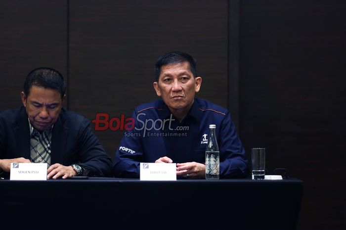 Direktur Utama I. League, Ferry Paulus, sedang memberikan keterangan kepada awak media di Hotel Fairmont, Senayan, Jakarta, Rabu (6/8/2025).