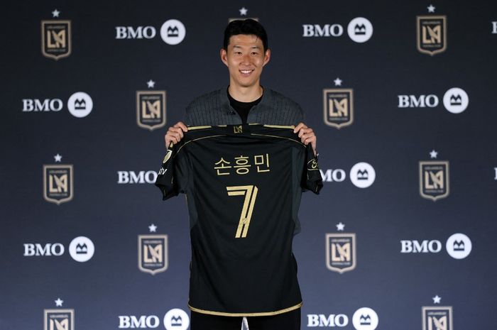 Son Heung-min saat diperkenalkan sebagai pemain baru Los Angeles FC di BMO Field, Los Angeles, Rabu (6/8/2025). Son direkrut dari Tottenham Hotspur.