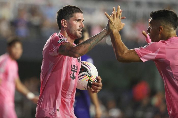 Rodrigo De Paul merayakan gol dengan Luis Suarez saat Lionel Messi absen dalam pertandingan Inter Miami vs Pumas UNAM di ajang Leagues Cup (6/8/2025).