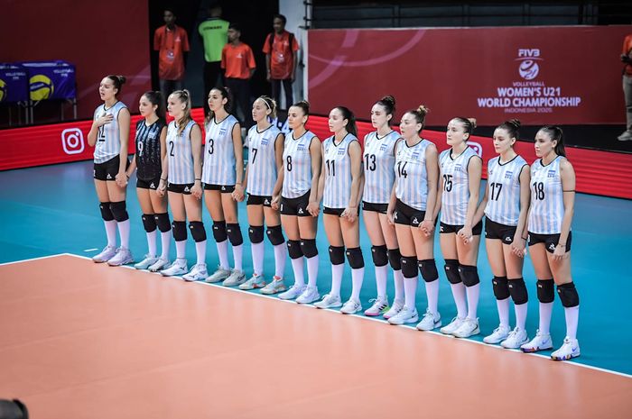 Timnas voli putri Argentina pada laga pembuka pul A Kejuaraan Dunia Voli U-21 yang digelar di GOR Jawapos Arena, Surabaya, Kamis, 7 Agustus 2025