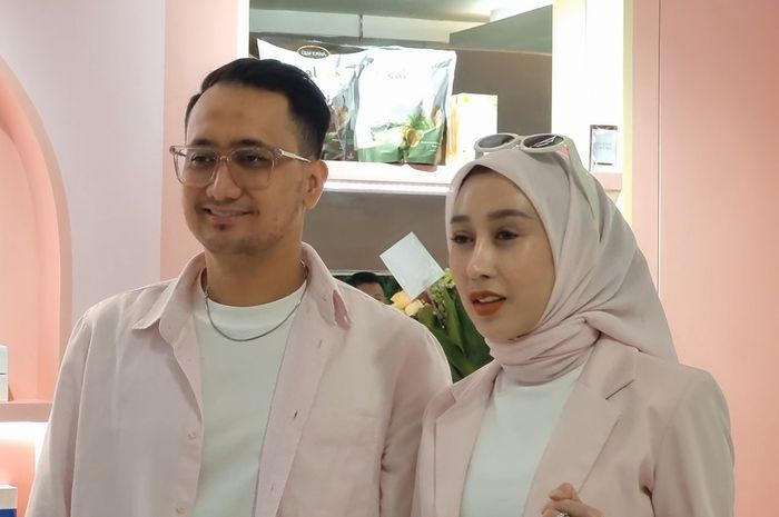 Reza Gladys dan Attaubah Mufid saat ditemui di kawasan Grogol Petamburan, Jakarta Barat, Jumat (8/8/2025).