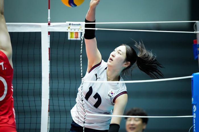 Outside hitter timnas voli Korea Selatan, Jeon Da-bin, melepaskan spike saat menghadapi China pada fase grup Kejuaraan Dunia Voli U-21 2025 di Gelora Pancasila, Surabaya, Jumat (8/8/2025)