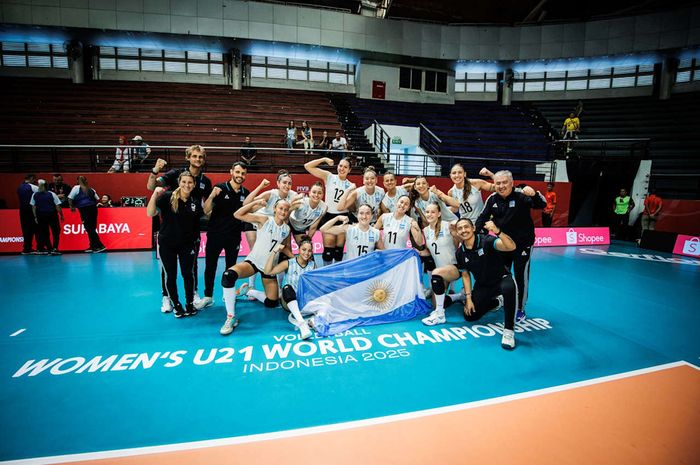 Para pemain timnas voli putri Argentina yang belum terkalahkan pada penyisihan Pul A Kejuaraan Dunia Voli U-21 2025 di Surabaya