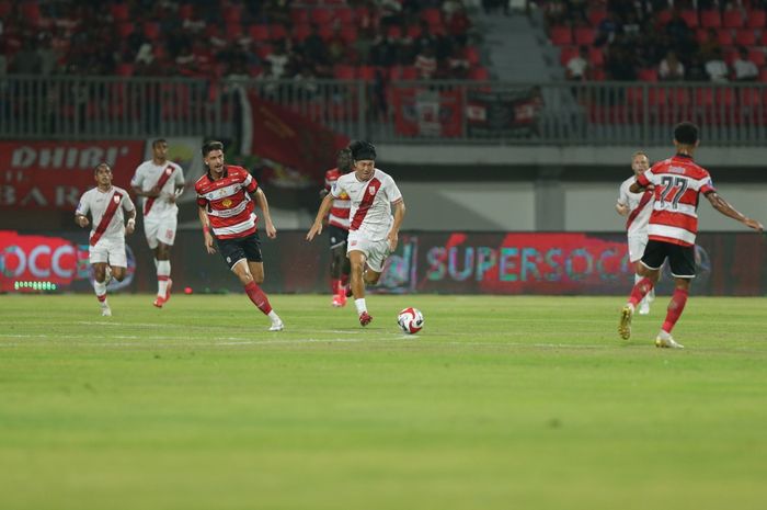 Suasana pertandingan antara Madura United vs Persis Solo pada laga pekan pertama Super League 2025-2026 di Stadion Gelora Madura Ratu Pamelingan, Madura, Sabtu (9/8/2025).